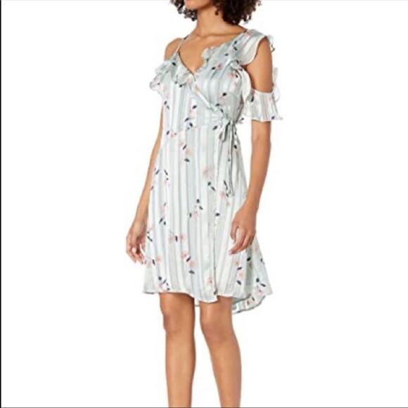 New ASTR The Label Josie Floral Wrap Dress - Picture 1 of 6
